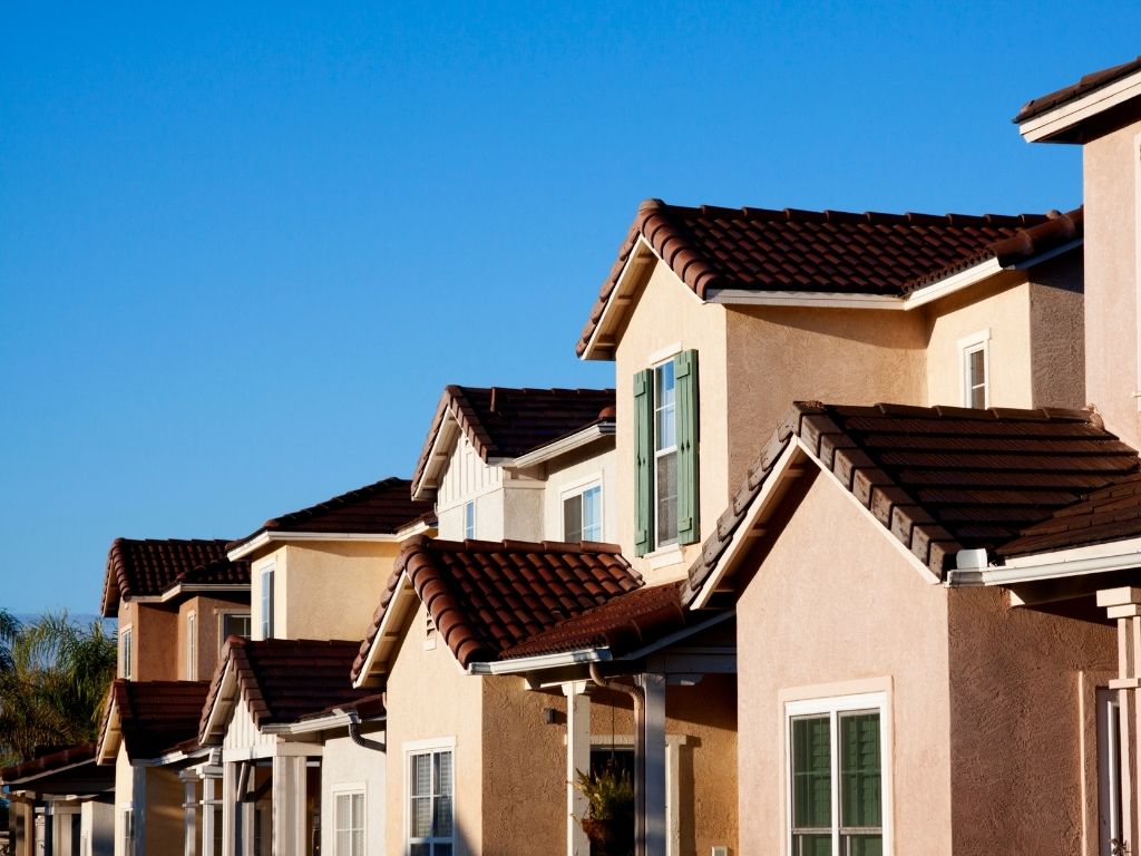 ベージュの戸建て住宅