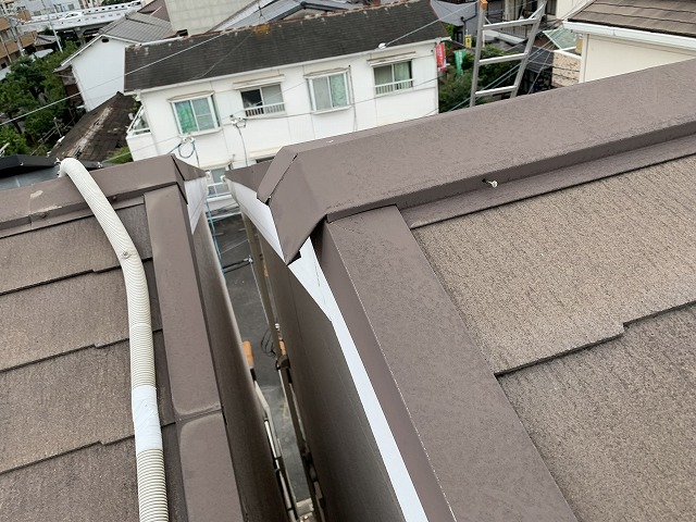 浮き上がった棟板金