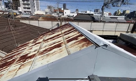 池田市の商店街で屋根がめくれた施工前