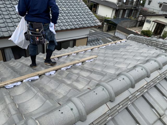 足場の設置と古い漆喰の撤去