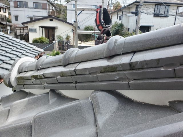 新しい漆喰を丁寧に詰め直し