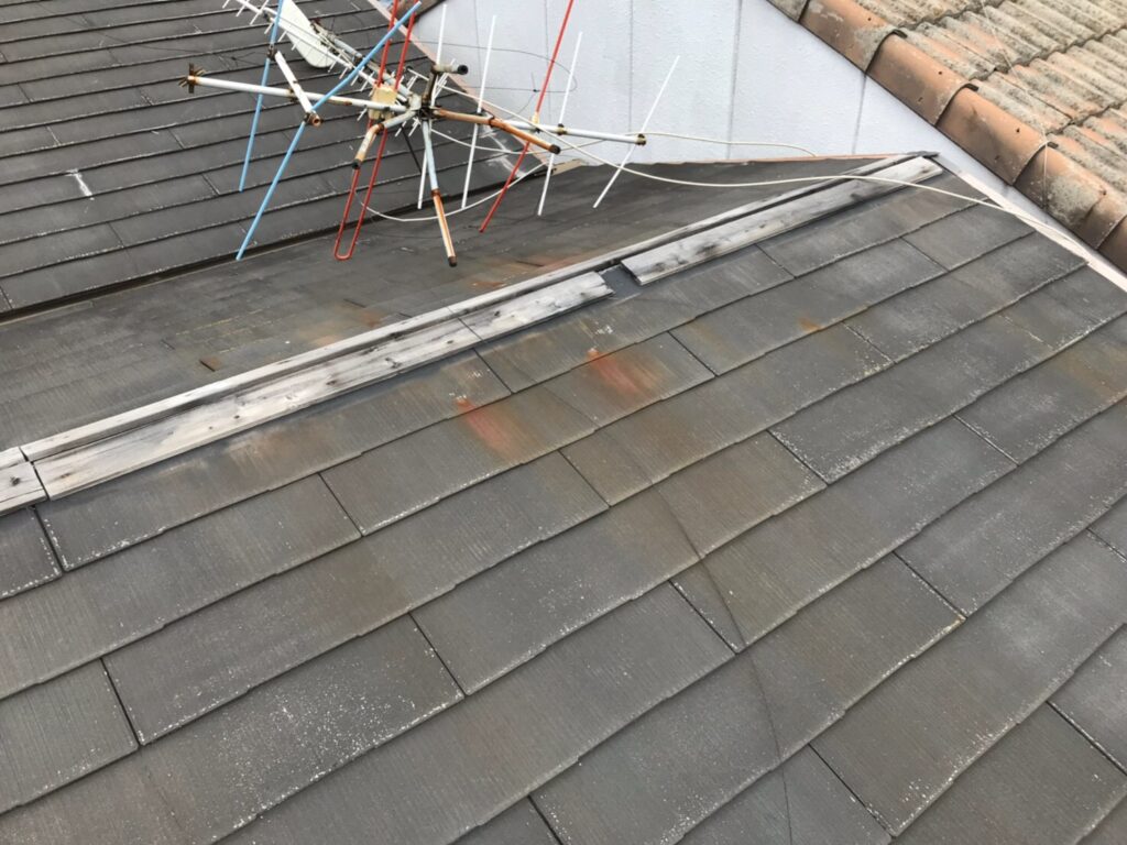 池田市で台風被害によりめくれた棟板金の施工前写真|屋根修理前の様子