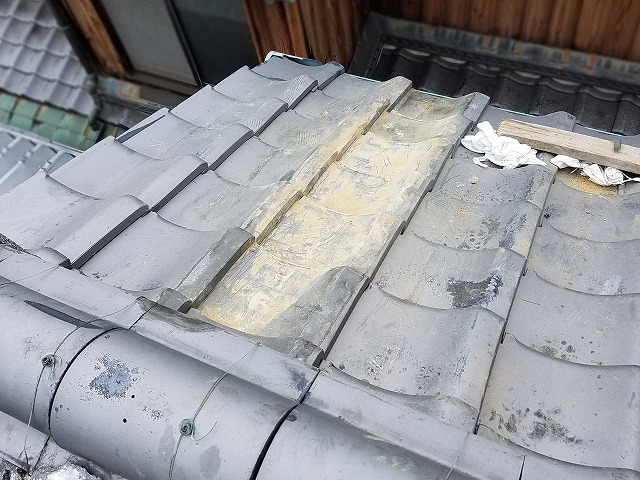 損傷した瓦と下地材の撤去