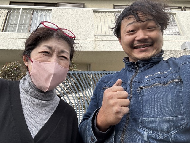 池田市でスレート屋根の部分補修後のお客様記念写真