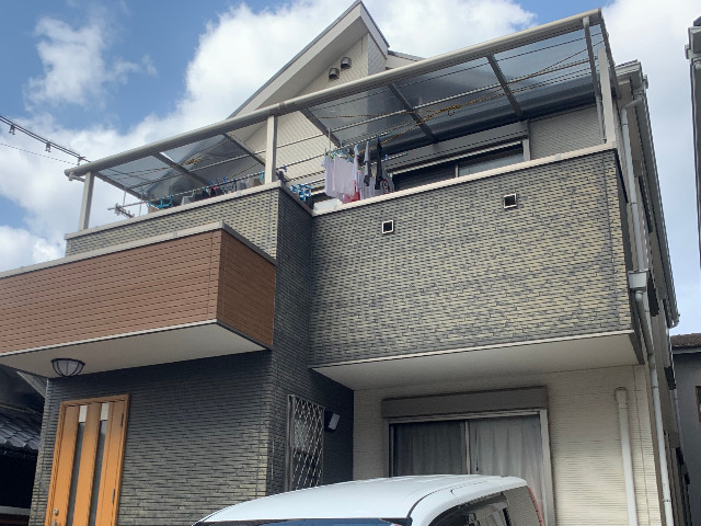 ビフォー｜安全と美観を取り戻したベランダ屋根