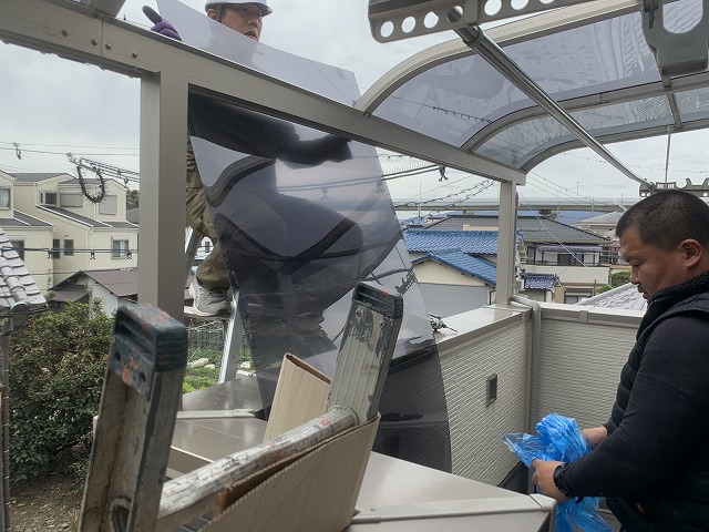 新しいポリカパネルの設置準備