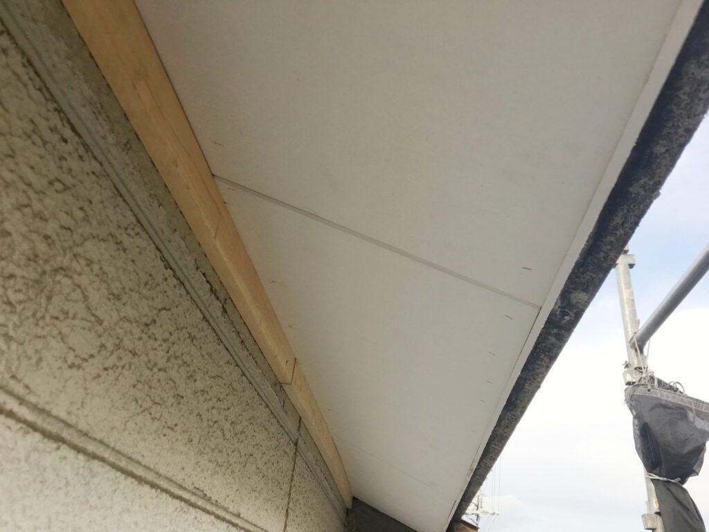 新しい軒天材の取り付け